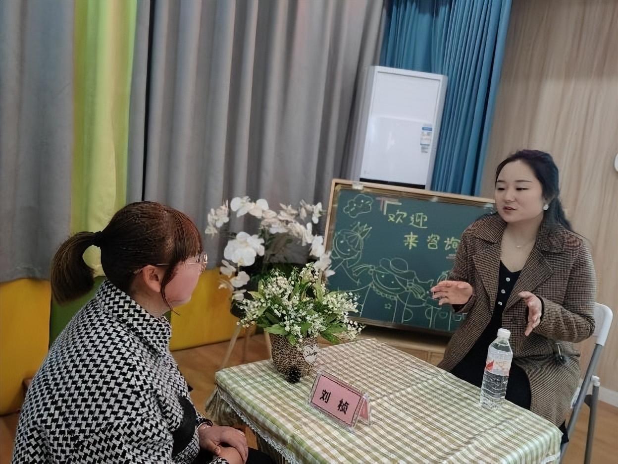 翠屏區家長學校走進菜幼，點亮科學育兒之路——家庭教育公益講座與咨詢服務同步開展